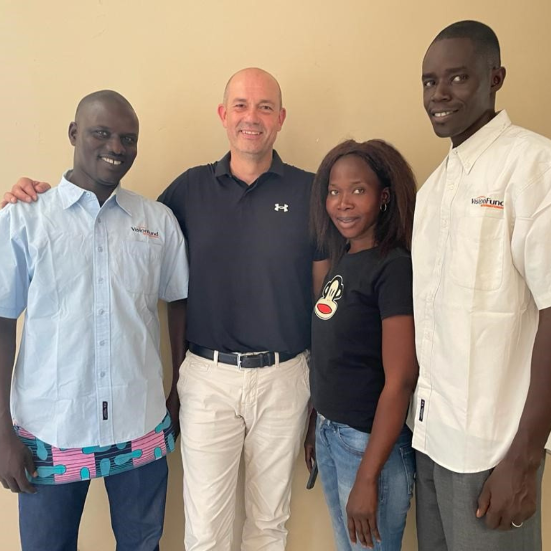 Christophe Dutel, banquier solidaire, en compagnie des collaborateurs de plusieurs collaborateurs de Vision Fund Senegal