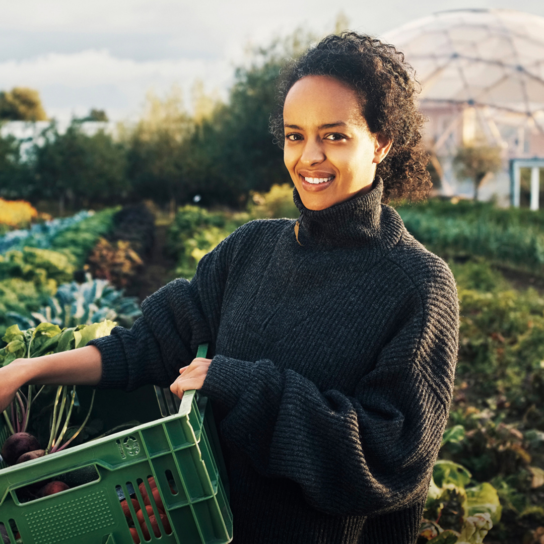 agricultrice avec sa cagette