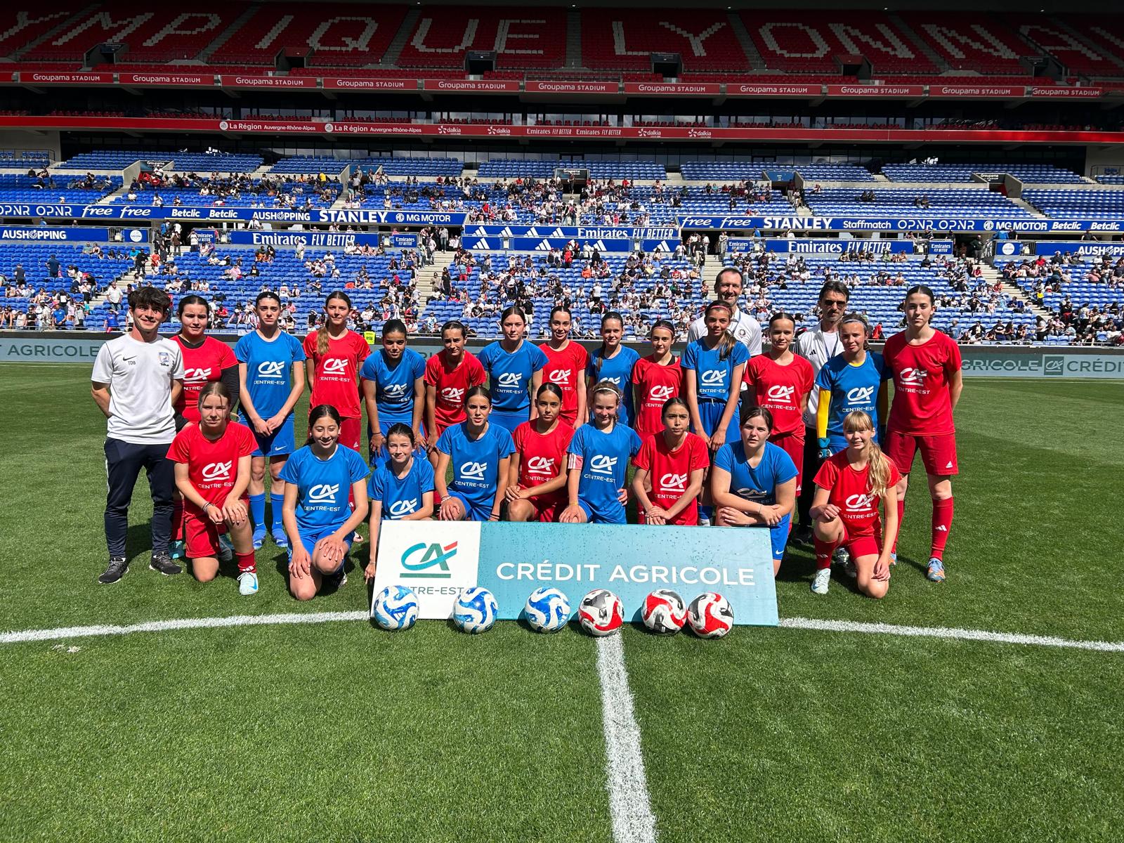 Les clubs de St Martin en Haut et Ste Foy les Lyon lors du challenge mi-temps à l'occasion de la 1/2 finale entre l'OL Lyonnes et Dijon le 11 mai 2024.