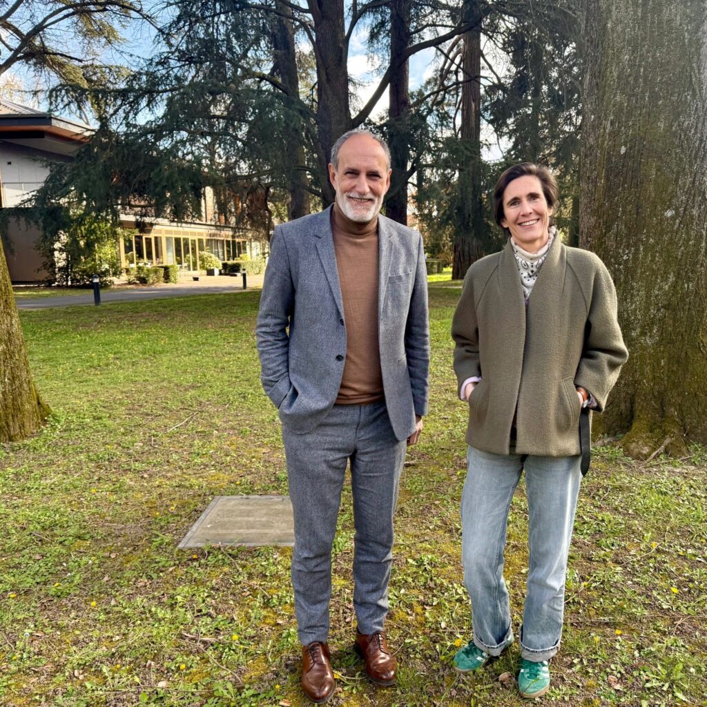 Portrait Henri de Rohan-Chabot et Aurélie Bellemin devant la Maison de répit